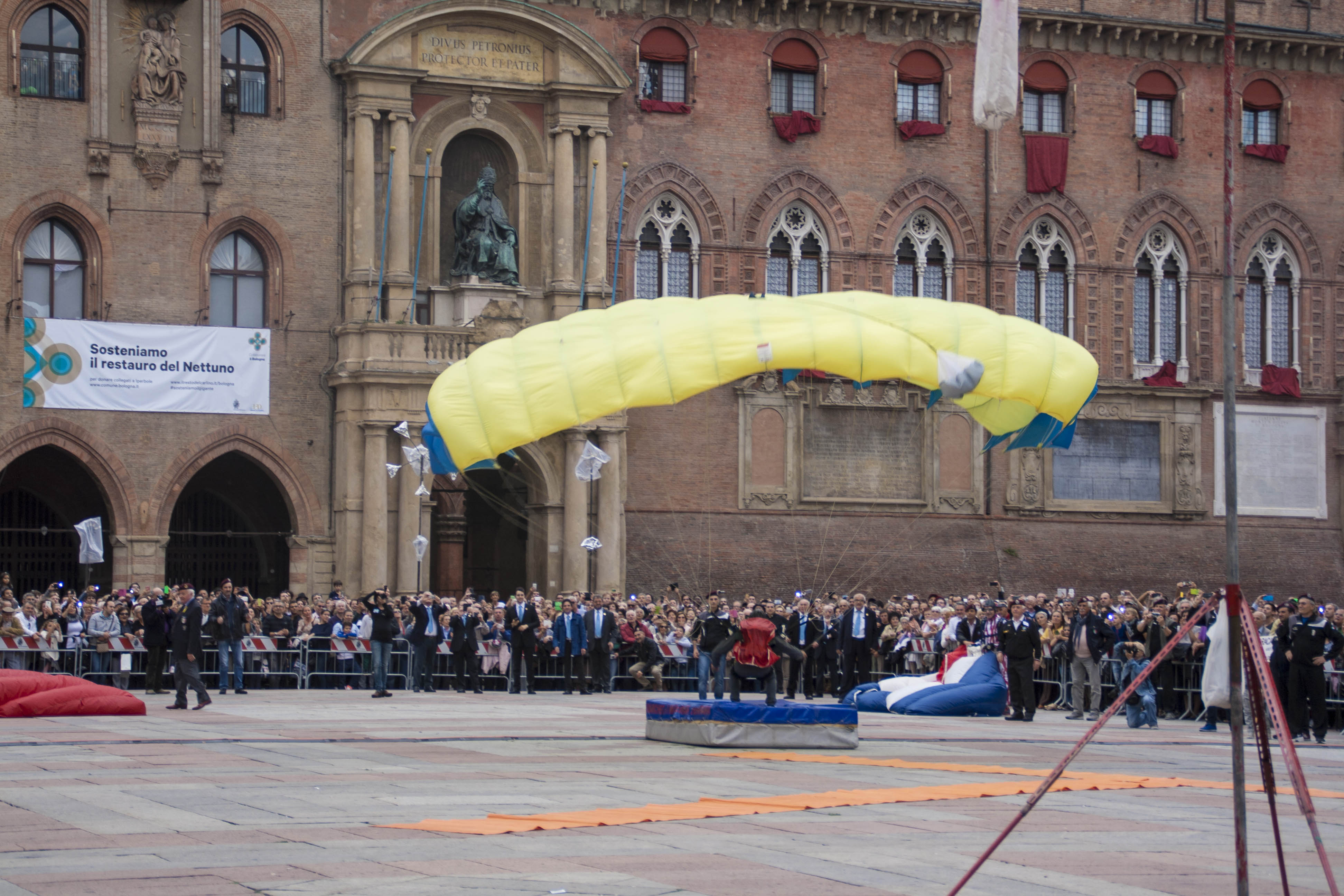 Bologna Paracadutista bologna piazza maggiore 