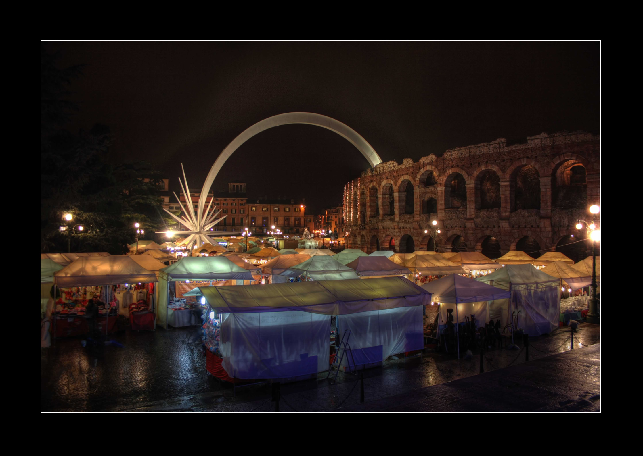 Verona Piazza Bra Banchetti S.Lucia Arena Stella HDR Banchetti di Santa Lucia in Piazza Brà con stella che esce Arena