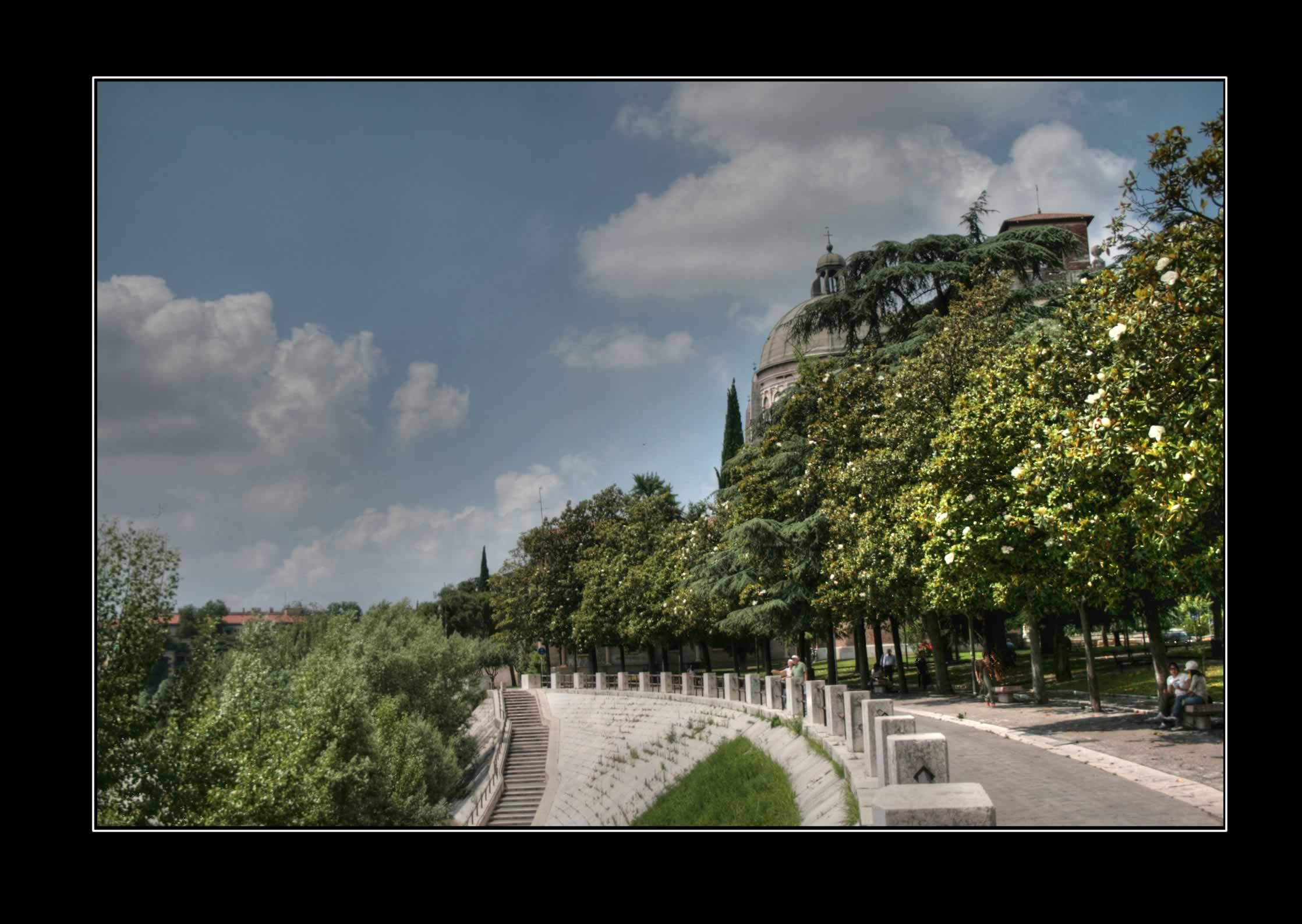 Verona Lungadige S.Giorgio HDR Lungadige in direzione di Porta S. Giuorgio