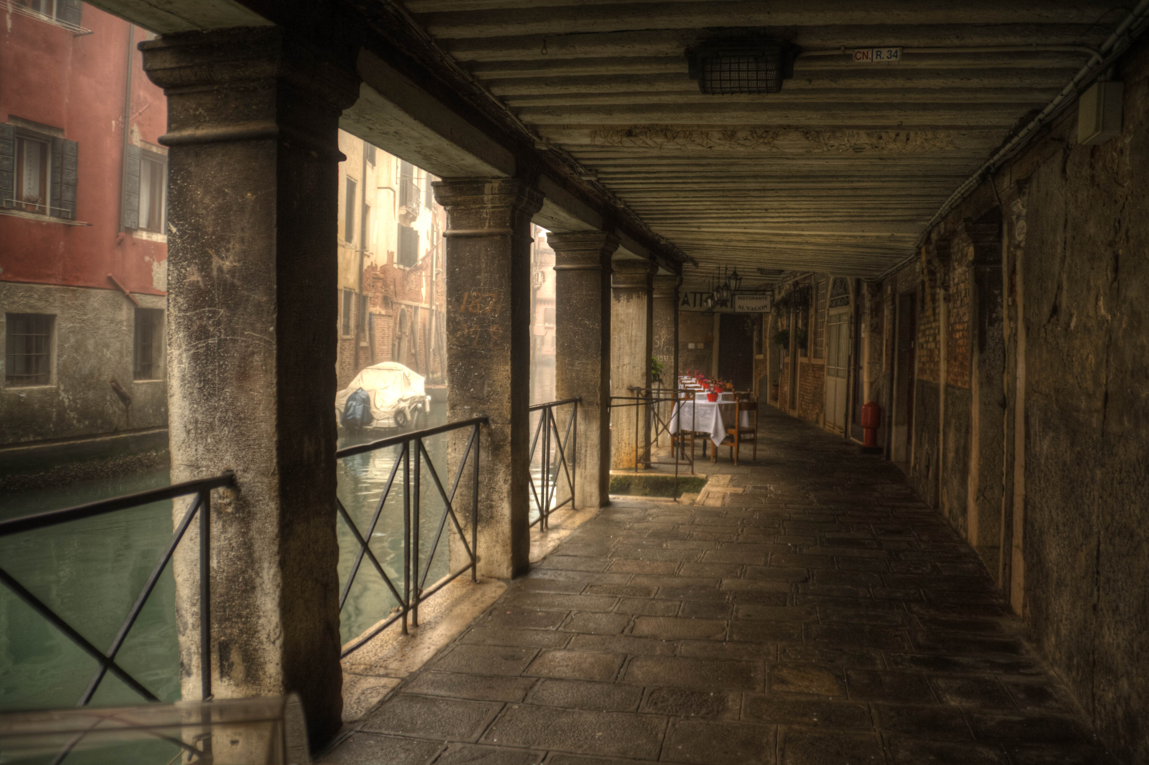 Venezia Portico Canale 