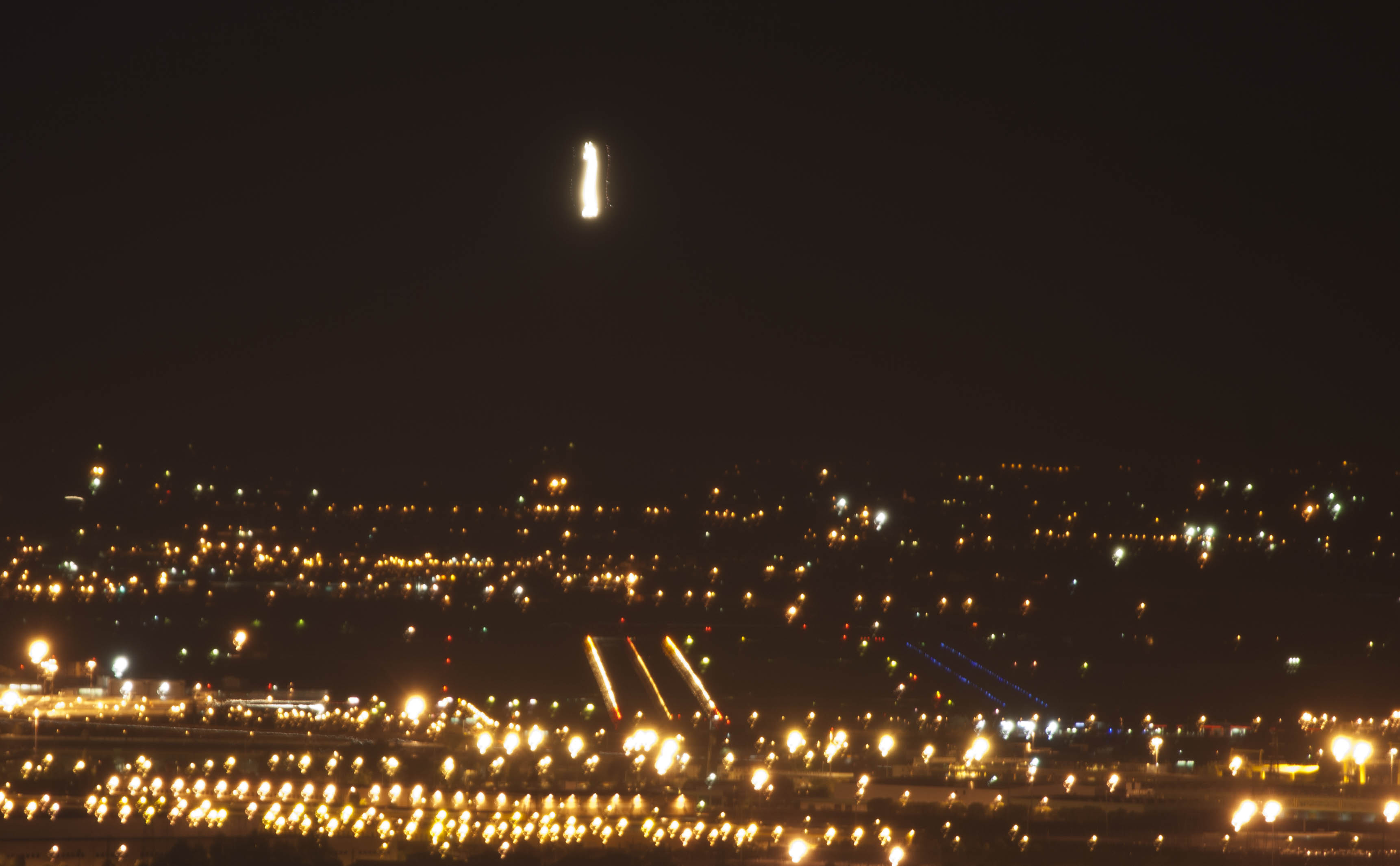 Villafranca (Vr) Luci Aereo Aereo che decolla dall'aeroporto di Verona