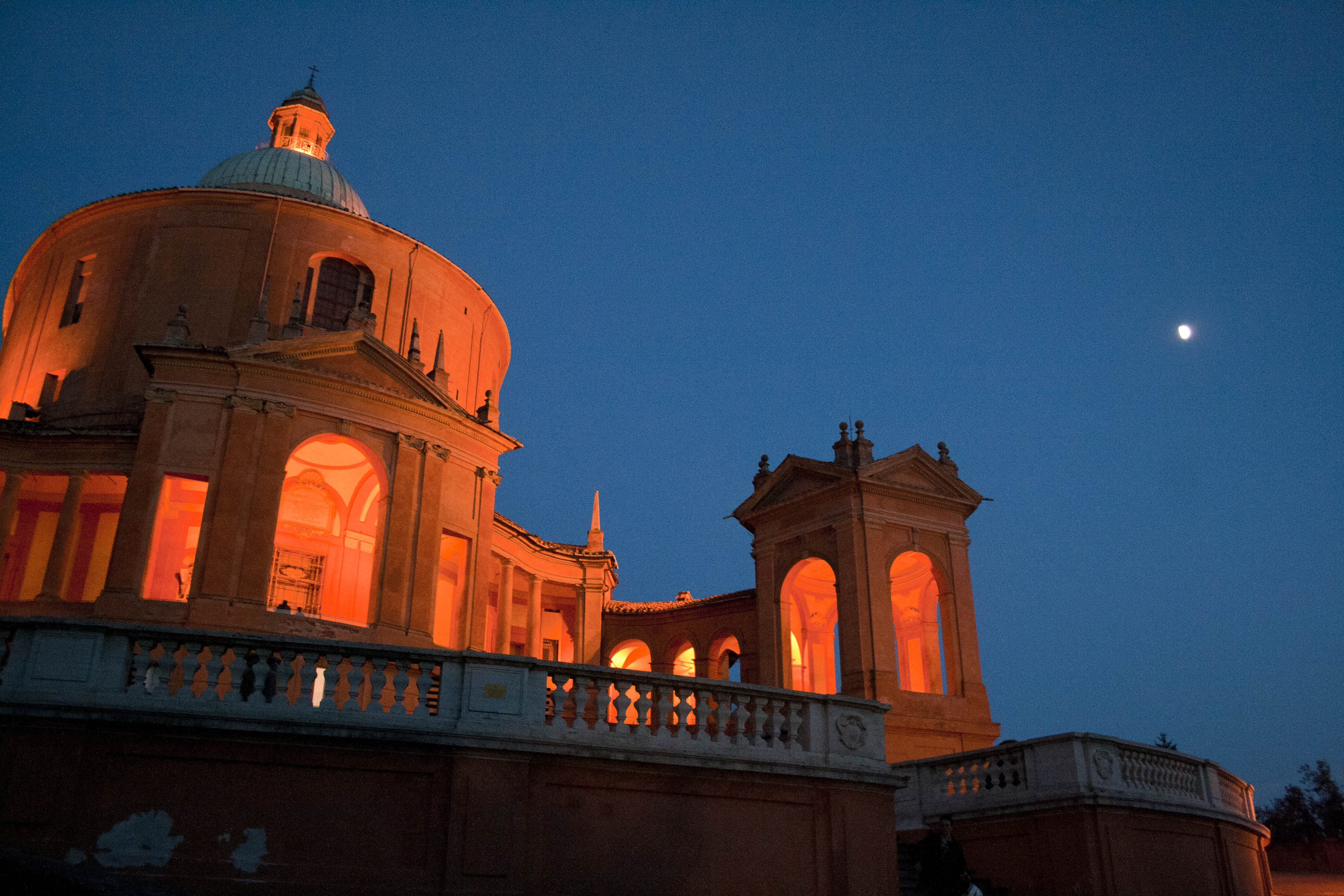 Bologna San Luca Monastero Colline Sera Luna Luna risplende su San Luca