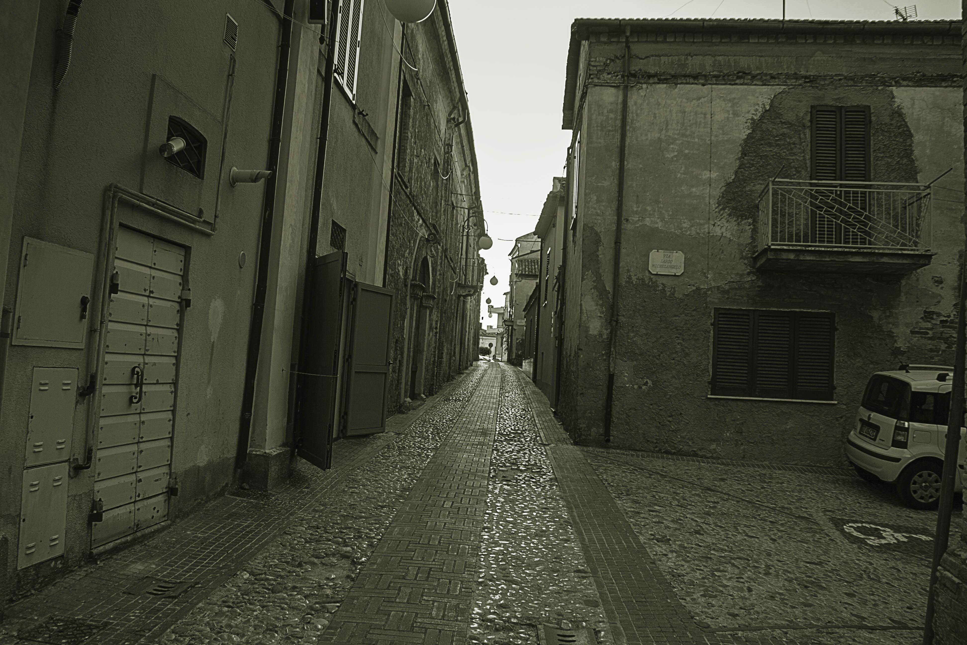 Montepagano (Te) B&W edificio via 