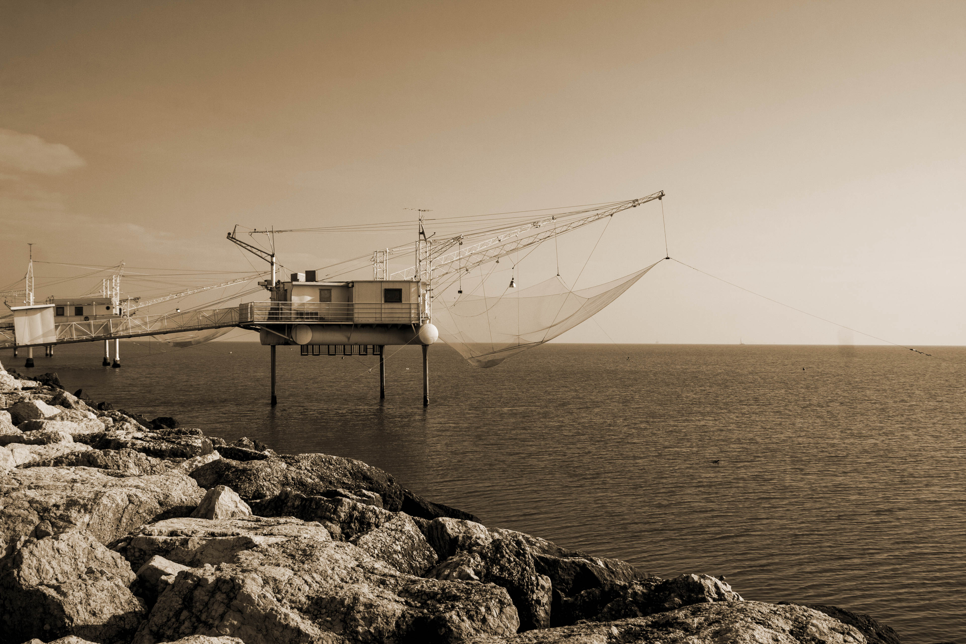 Marina di Ravenna Mare b/w Casotto per la pesca a Marina di Ravenna