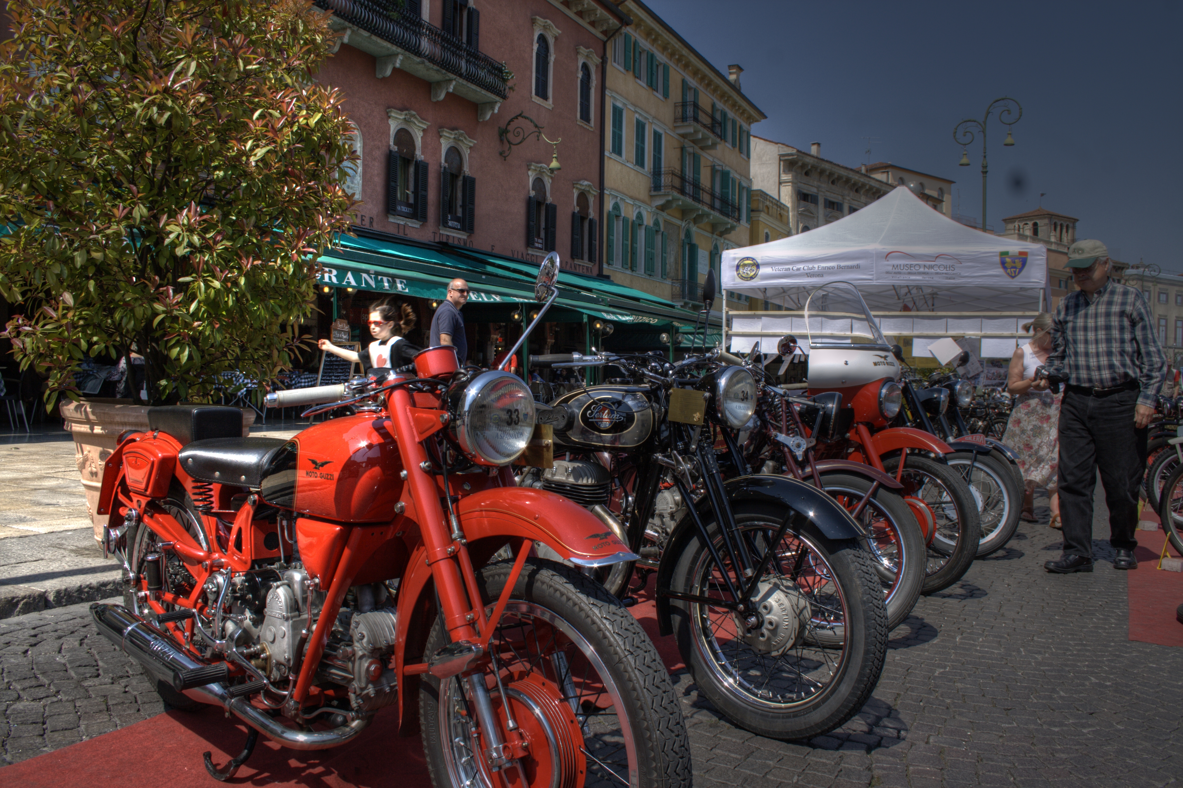 Verona HDR Motociclette Moto d'epoca in Piazza Brà