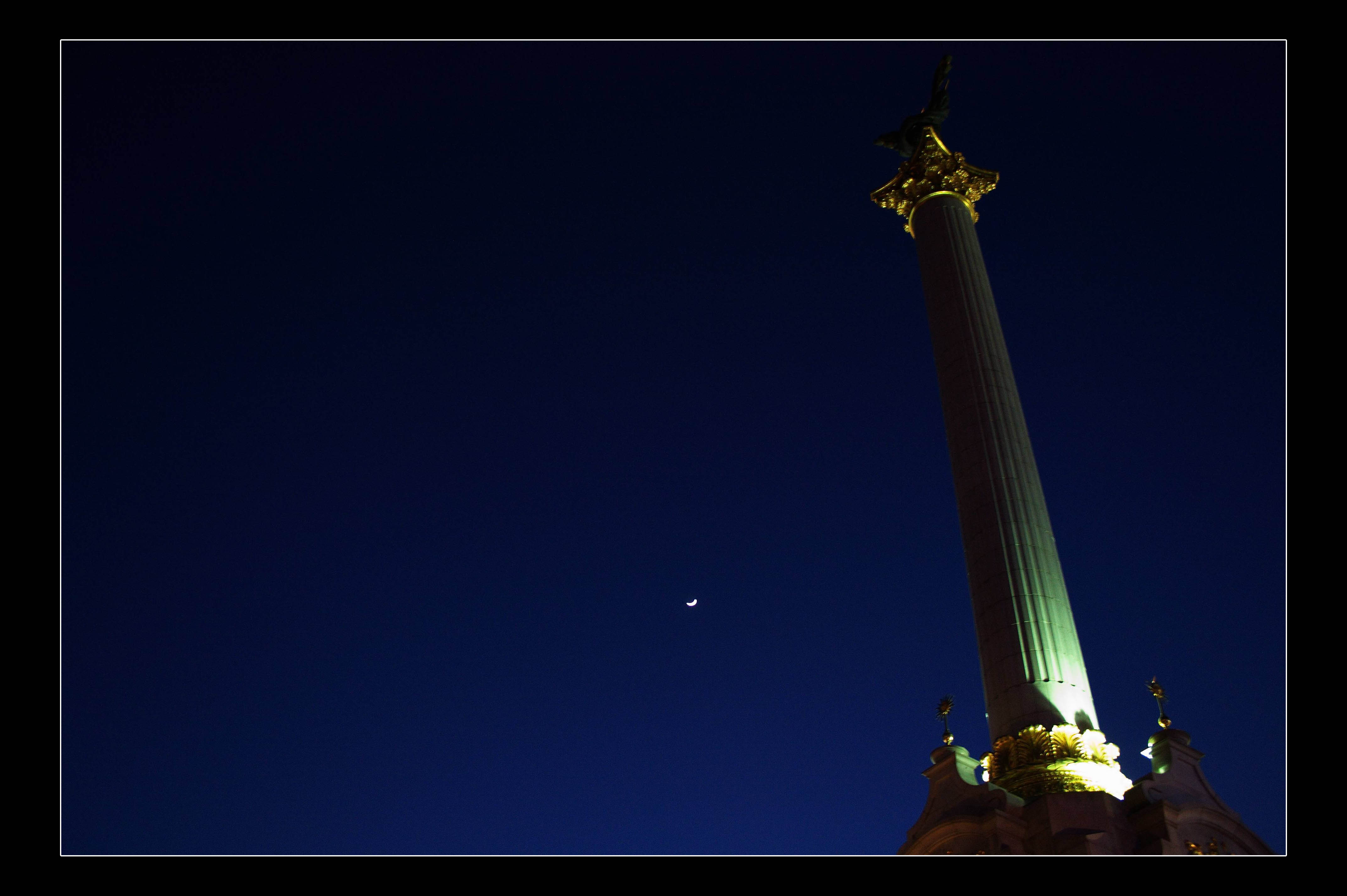 Kiev (Ua) Monumento Luna 