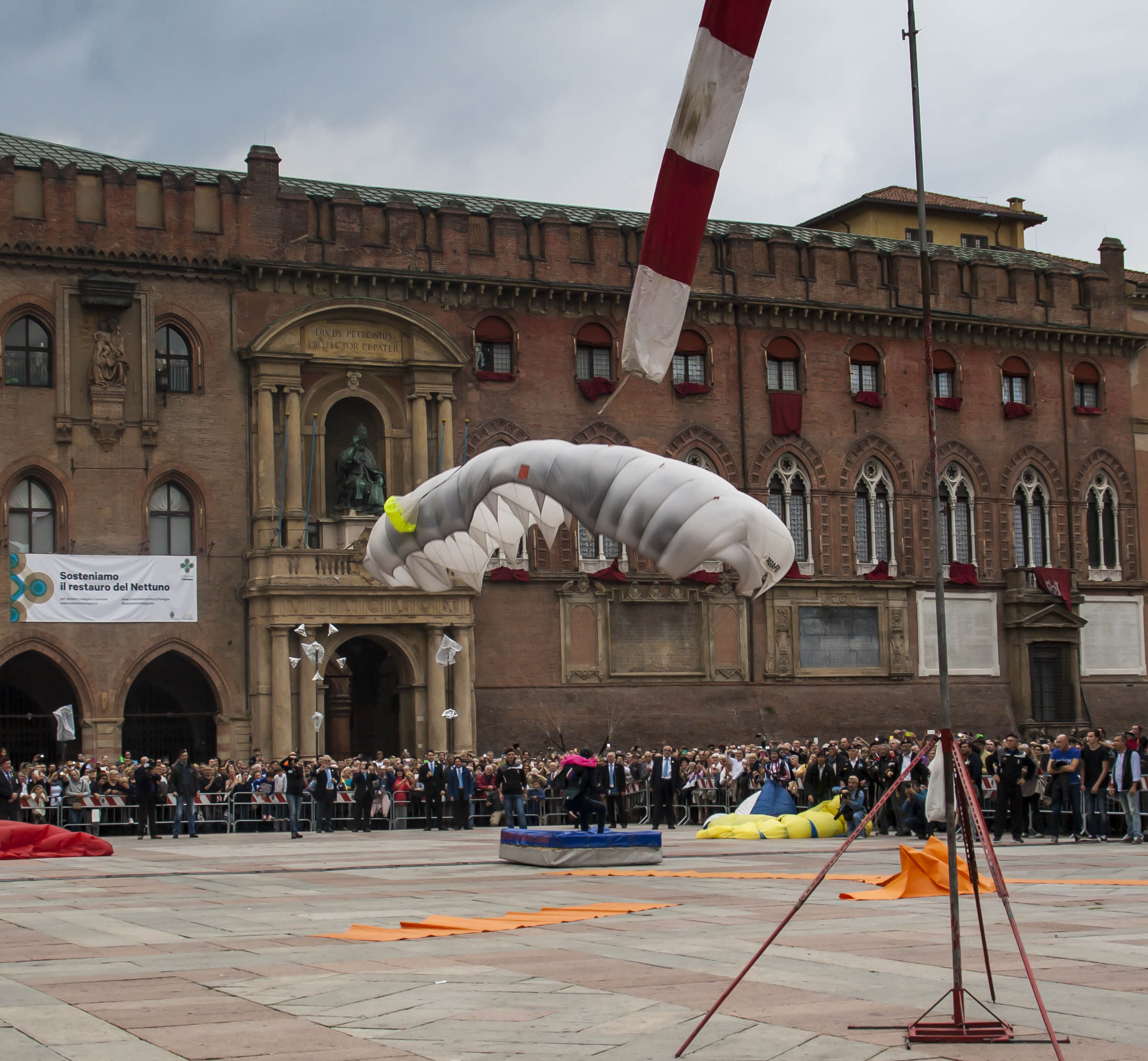 Bologna Paracadutista bologna piazza maggiore 