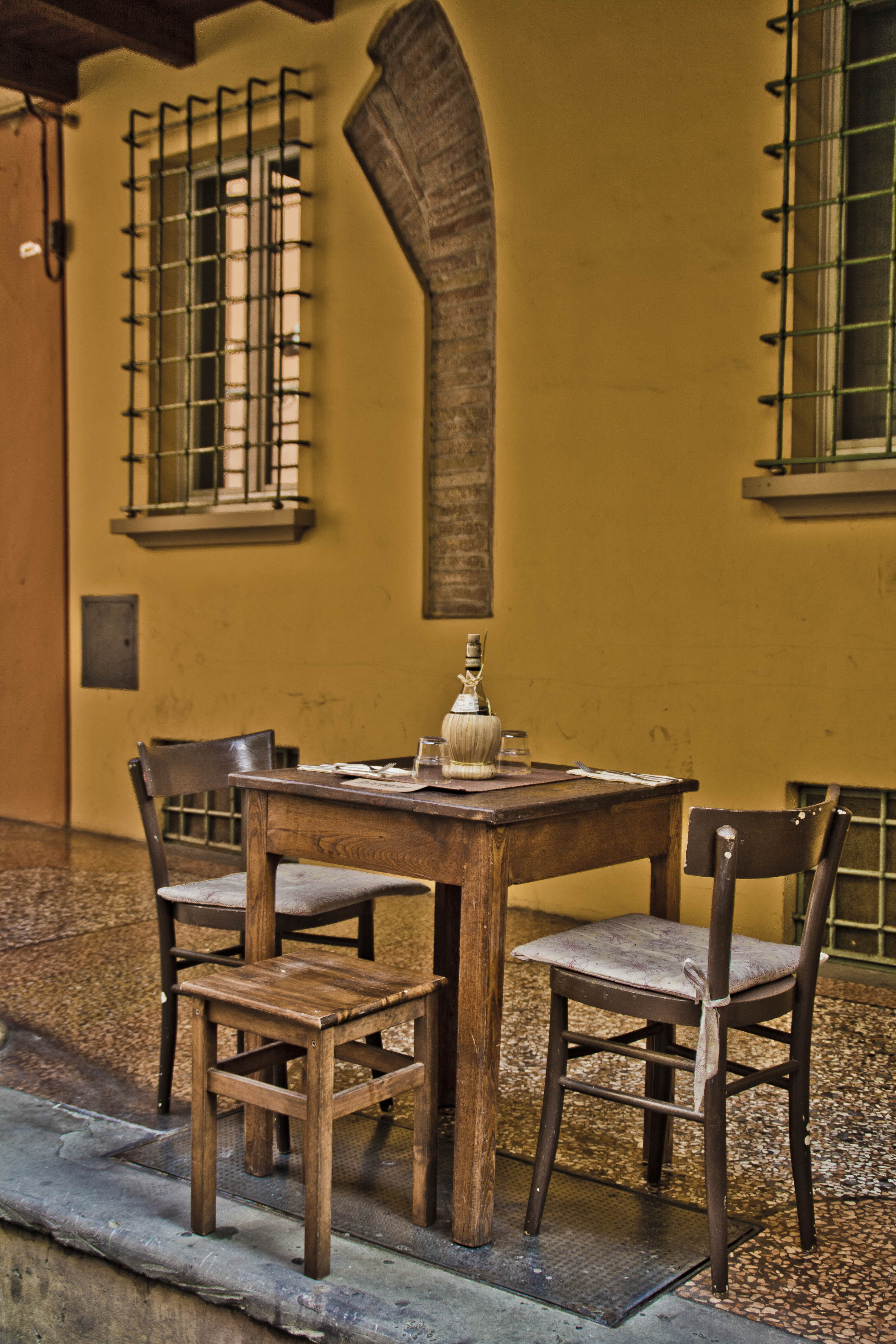 Bologna HDR Particolare di osteria in zona Ghetto