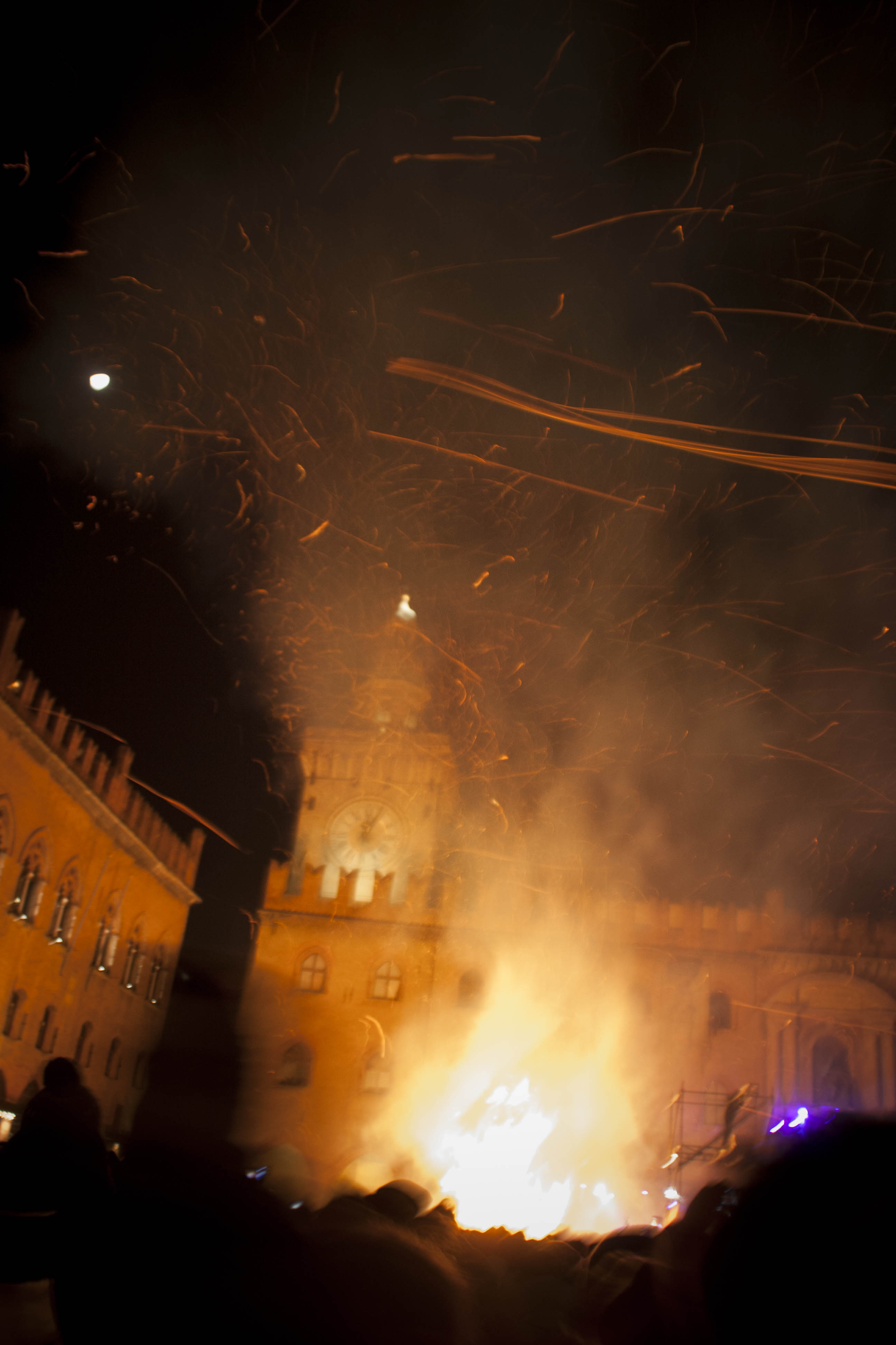 Bologna Sagre Feste Piazza Maggiore Fuoco Il rogo del Vecchione