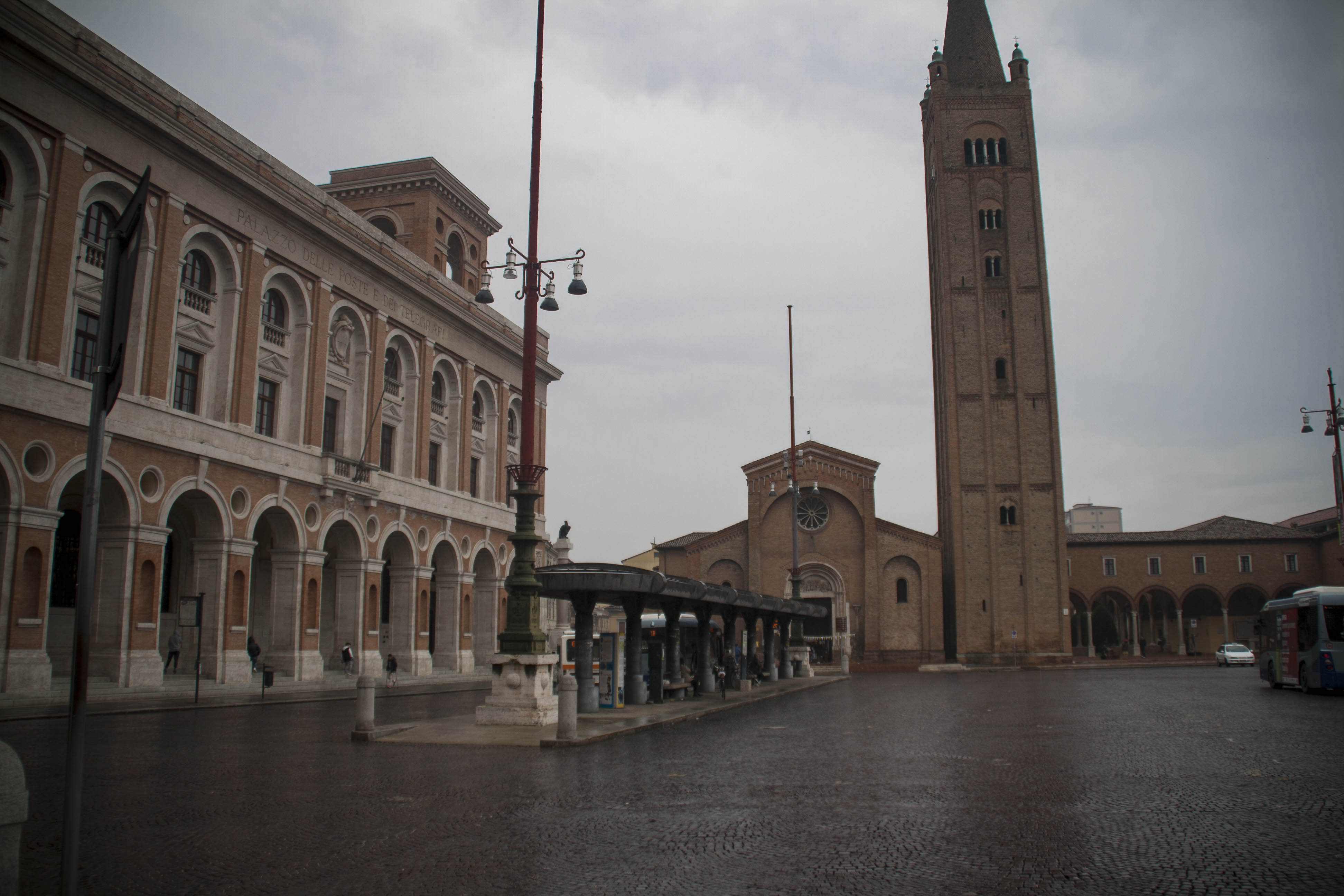 Forlì Chiese Edificio MOnumento Abbazia di San Mercuriale e fermata autobus