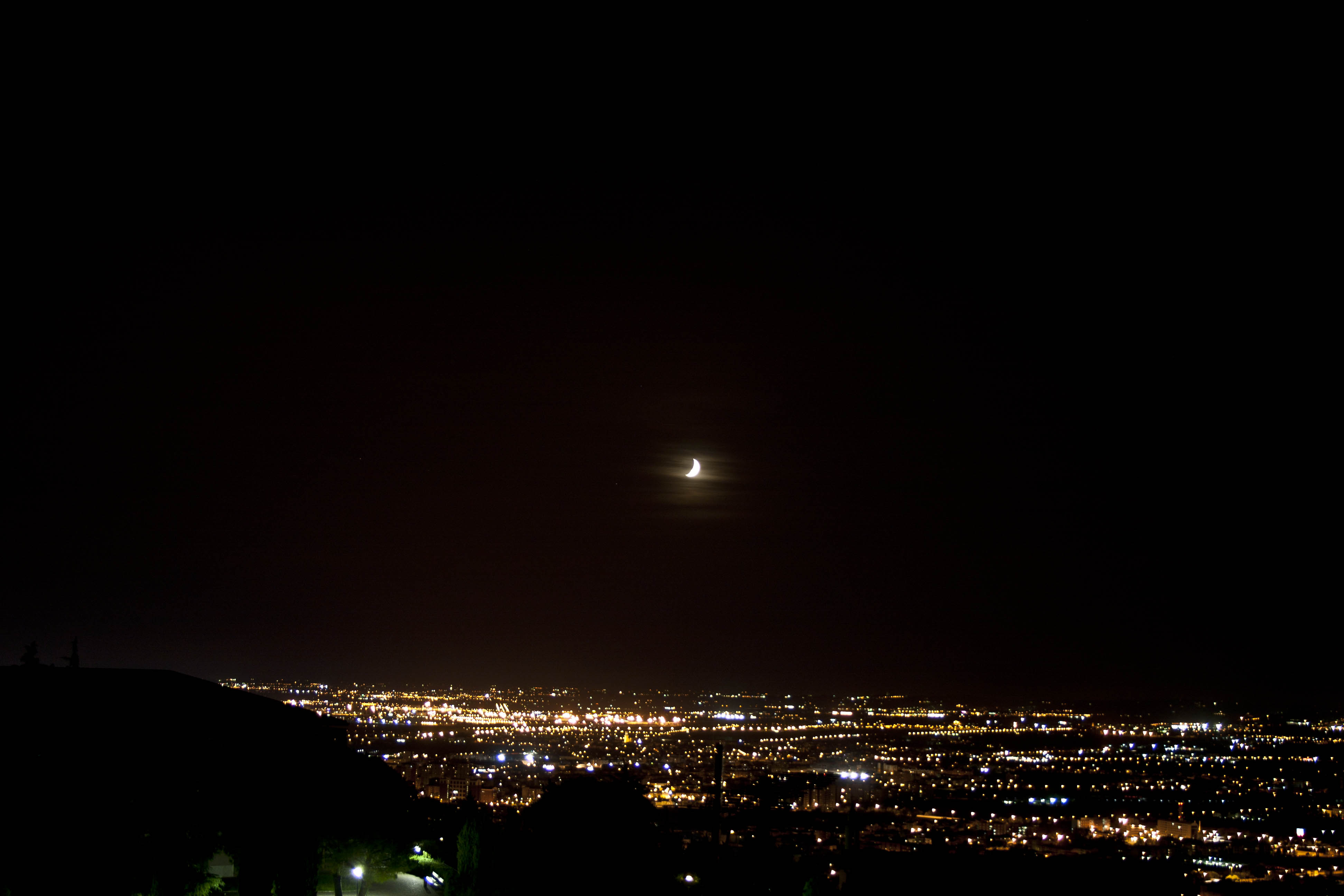 Verona Luna Luci Panorama Panorama di Verona di notte con una falce di Luna