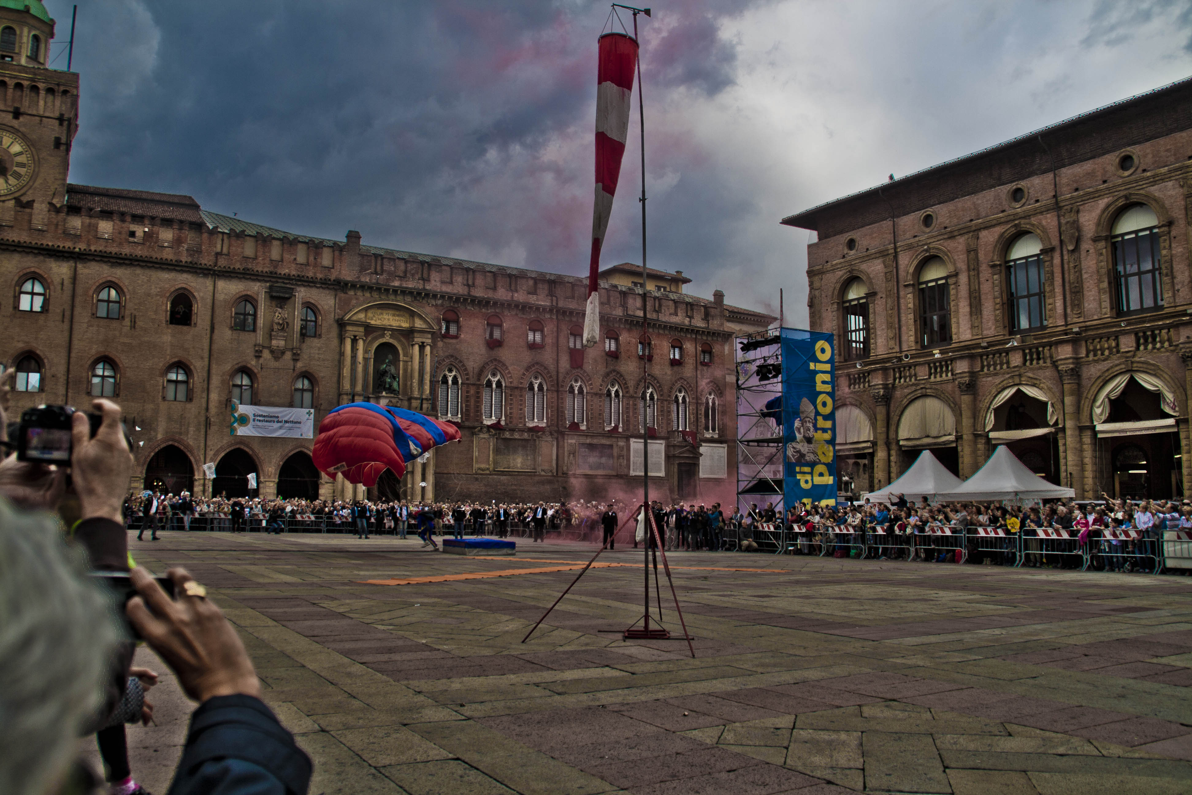 Bologna Paracadutista bologna piazza maggiore 