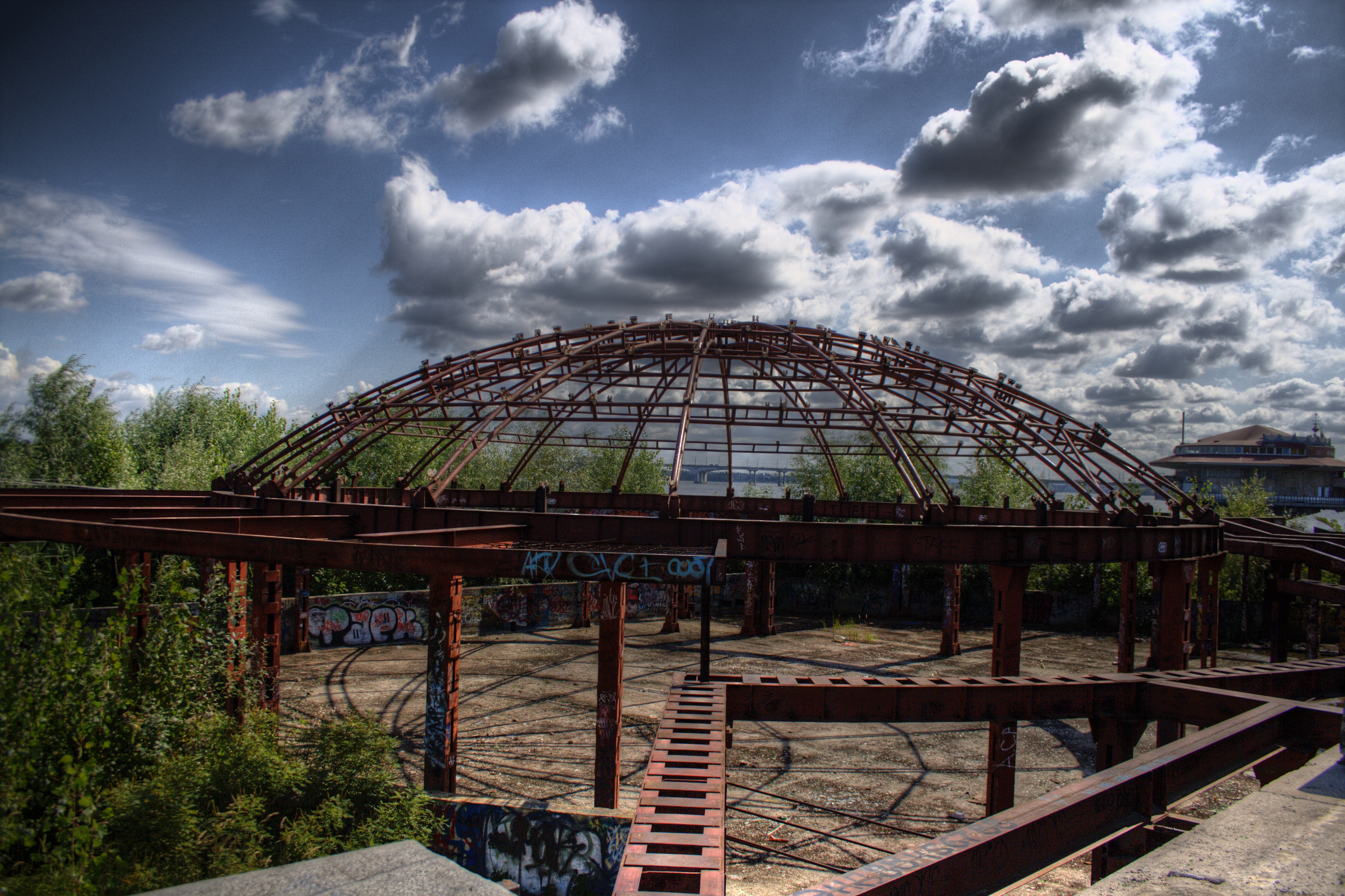 Dnipropetrovsk Ucraina HDR Edificio incompleto Struttura abbandonata sulle rive del fiume Dniepr