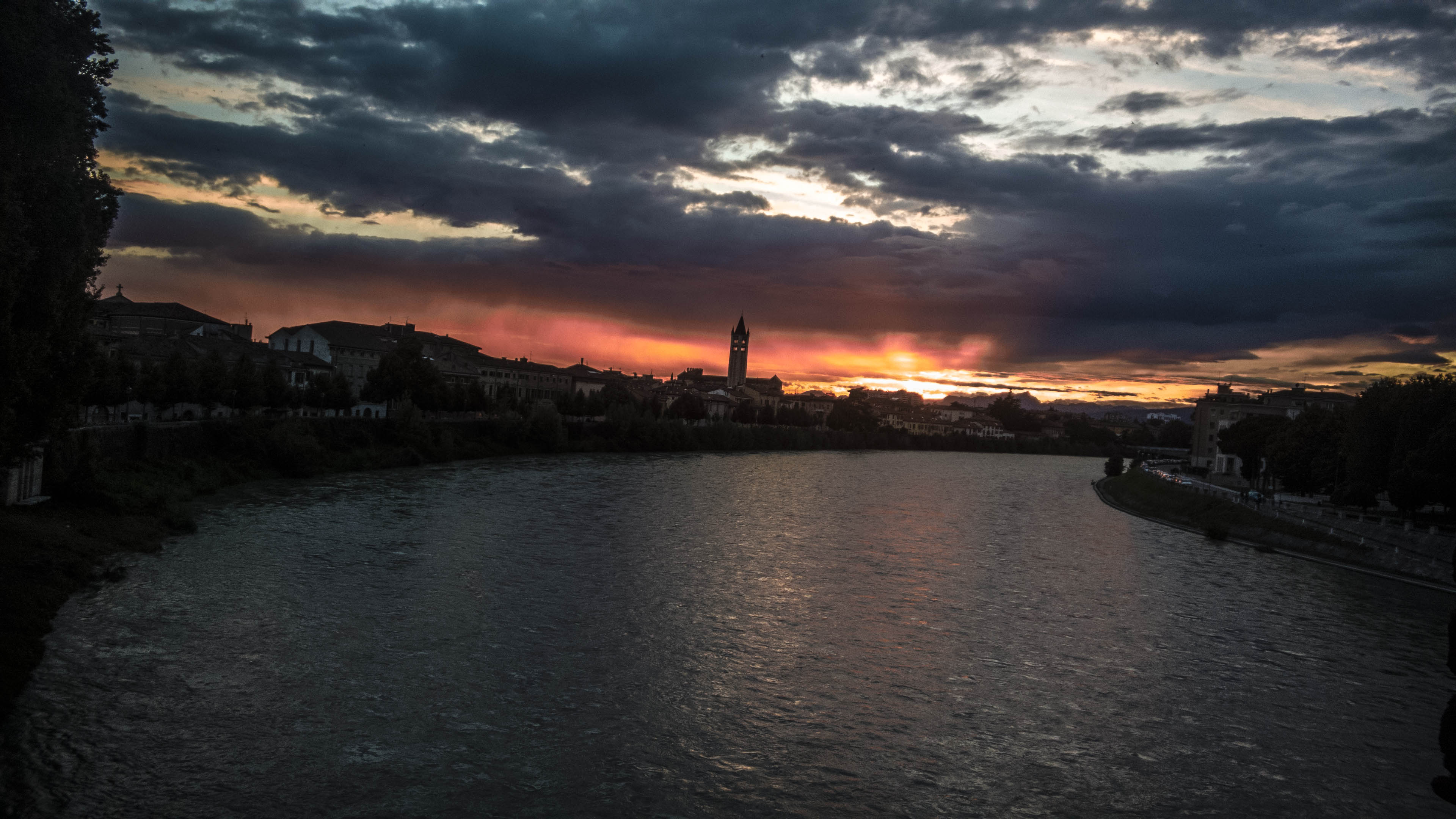 Verona Tramonto sull'adige visto da Ponte Scaligero 