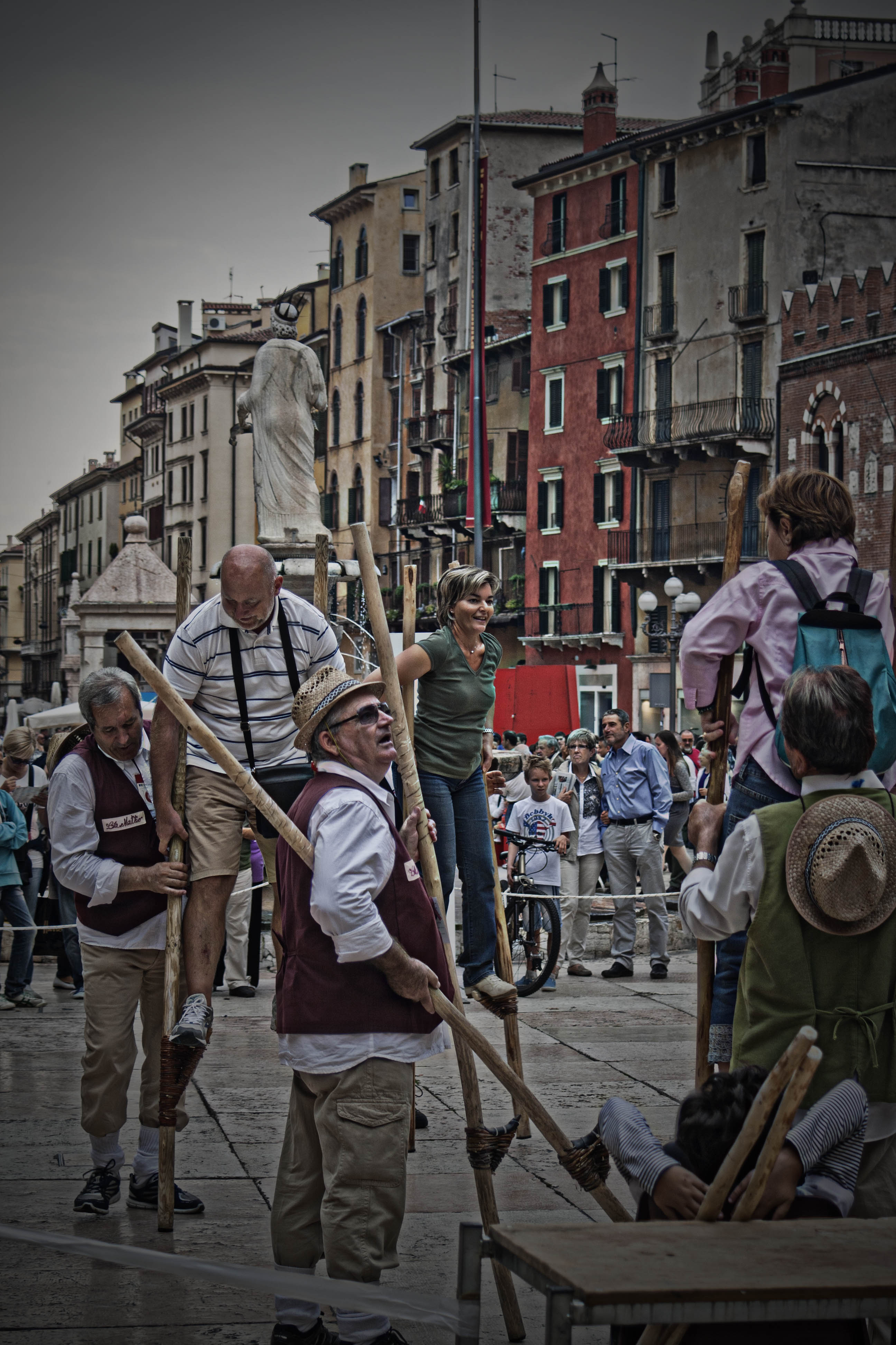 Verona Tocatì Lezione di trampoli durante il Tocatì 2012