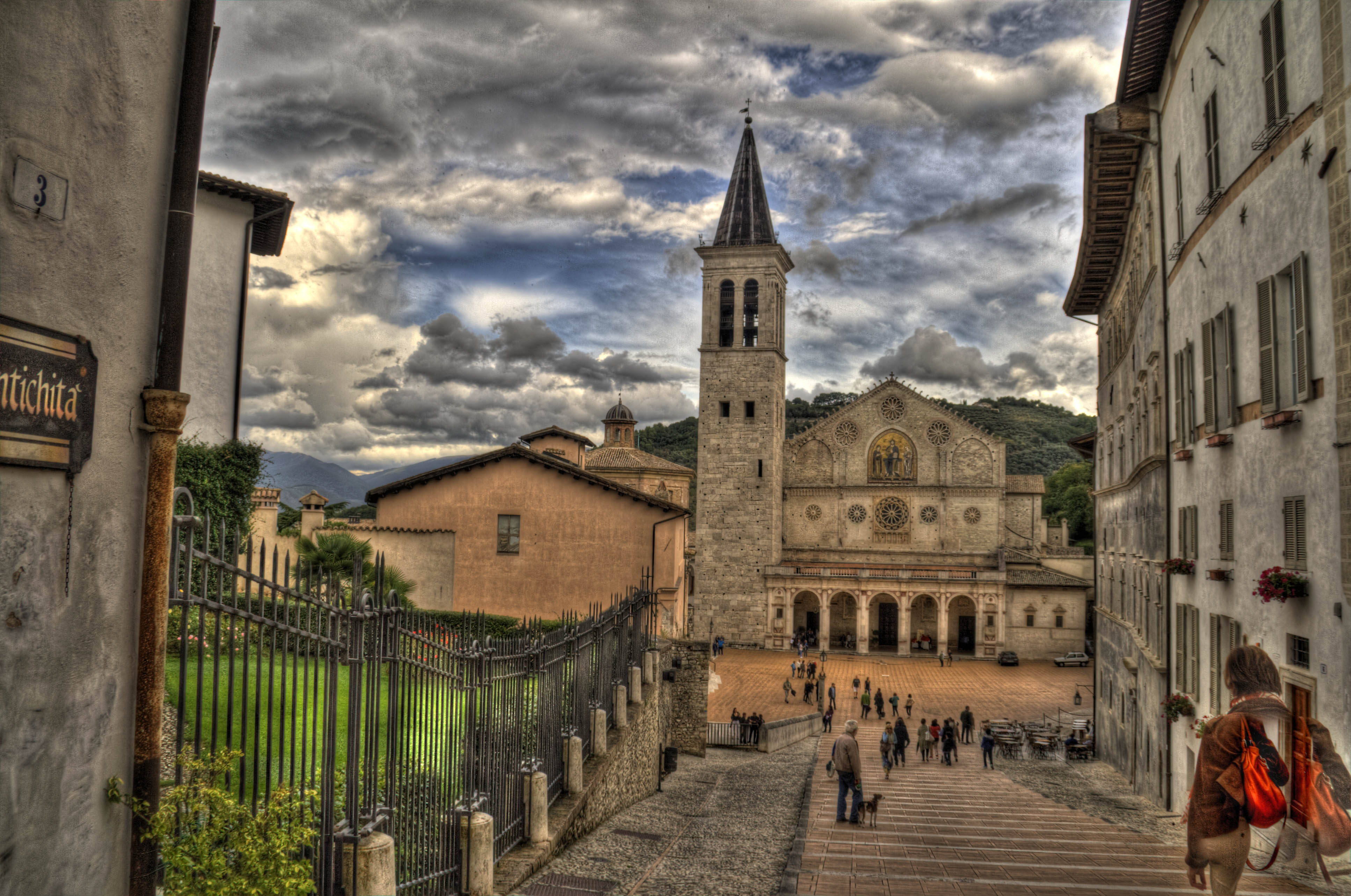 Spoleto Umbria Chiese Monumenti HDR 