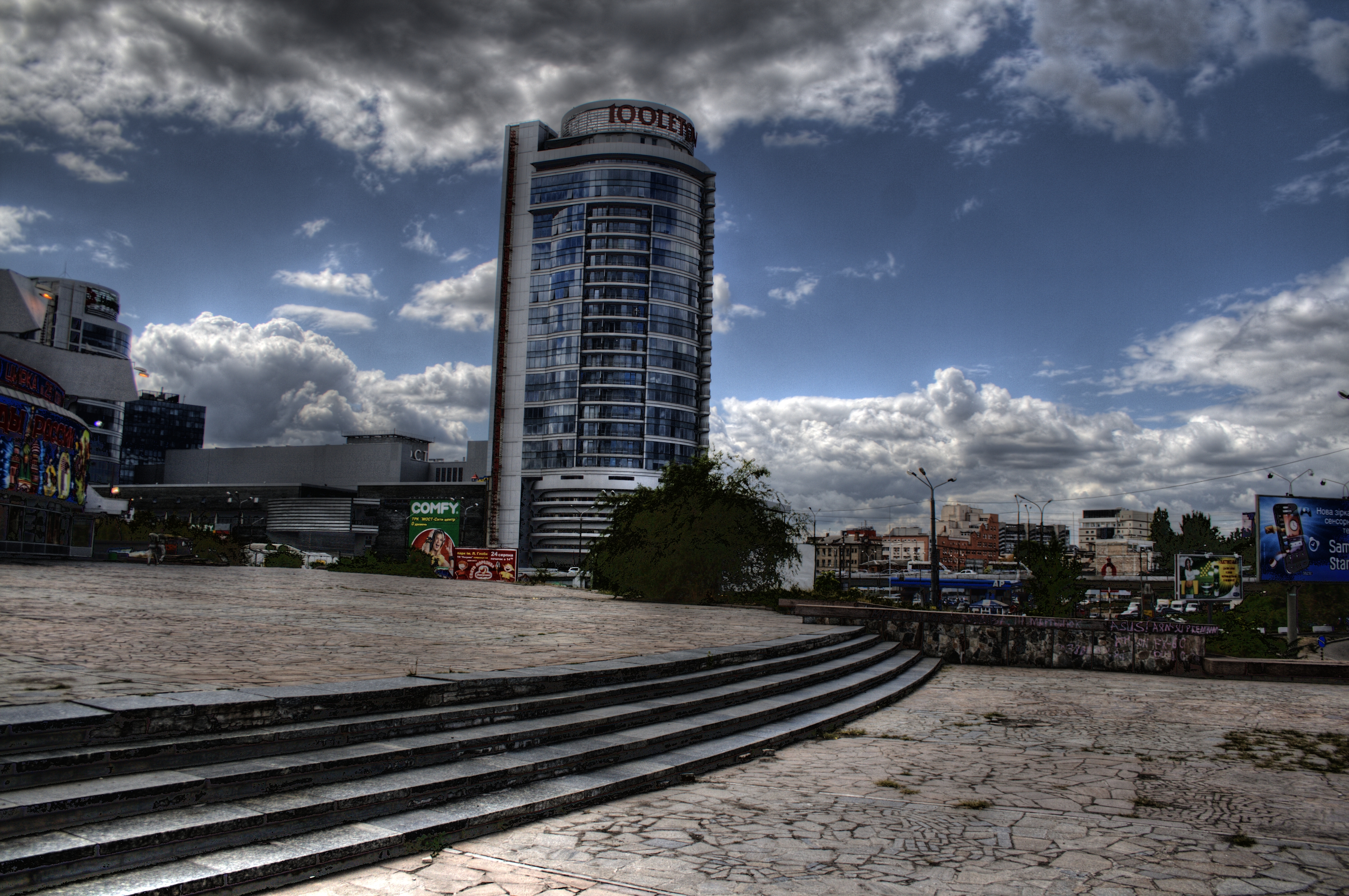 Dnipropetrovsk Ucraina HDR Edificio Palazzo con appartamenti e centro commerciale