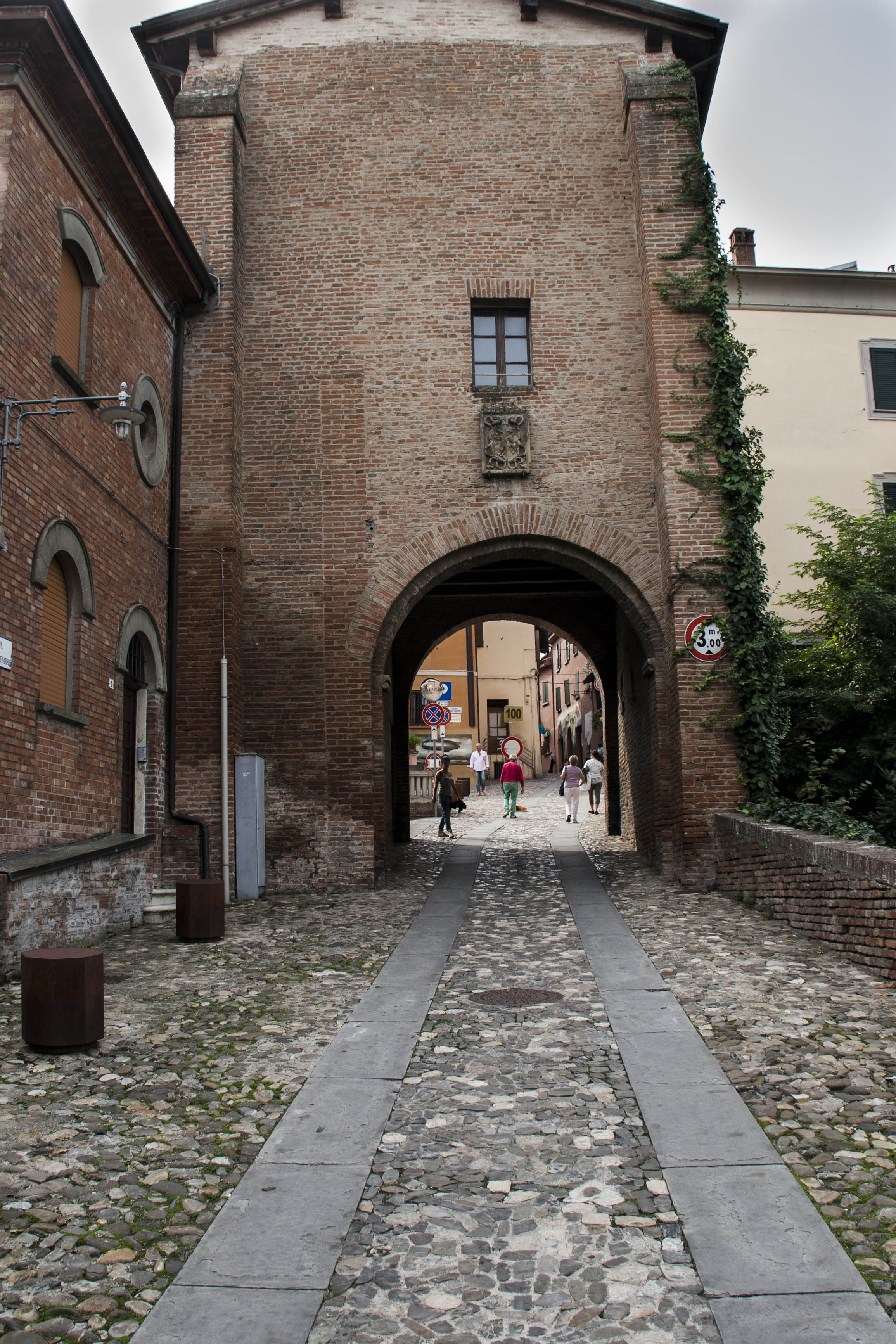 Dozza (Bo) Edicicio Strada Borgo Dozza il paese dai muri come quadri