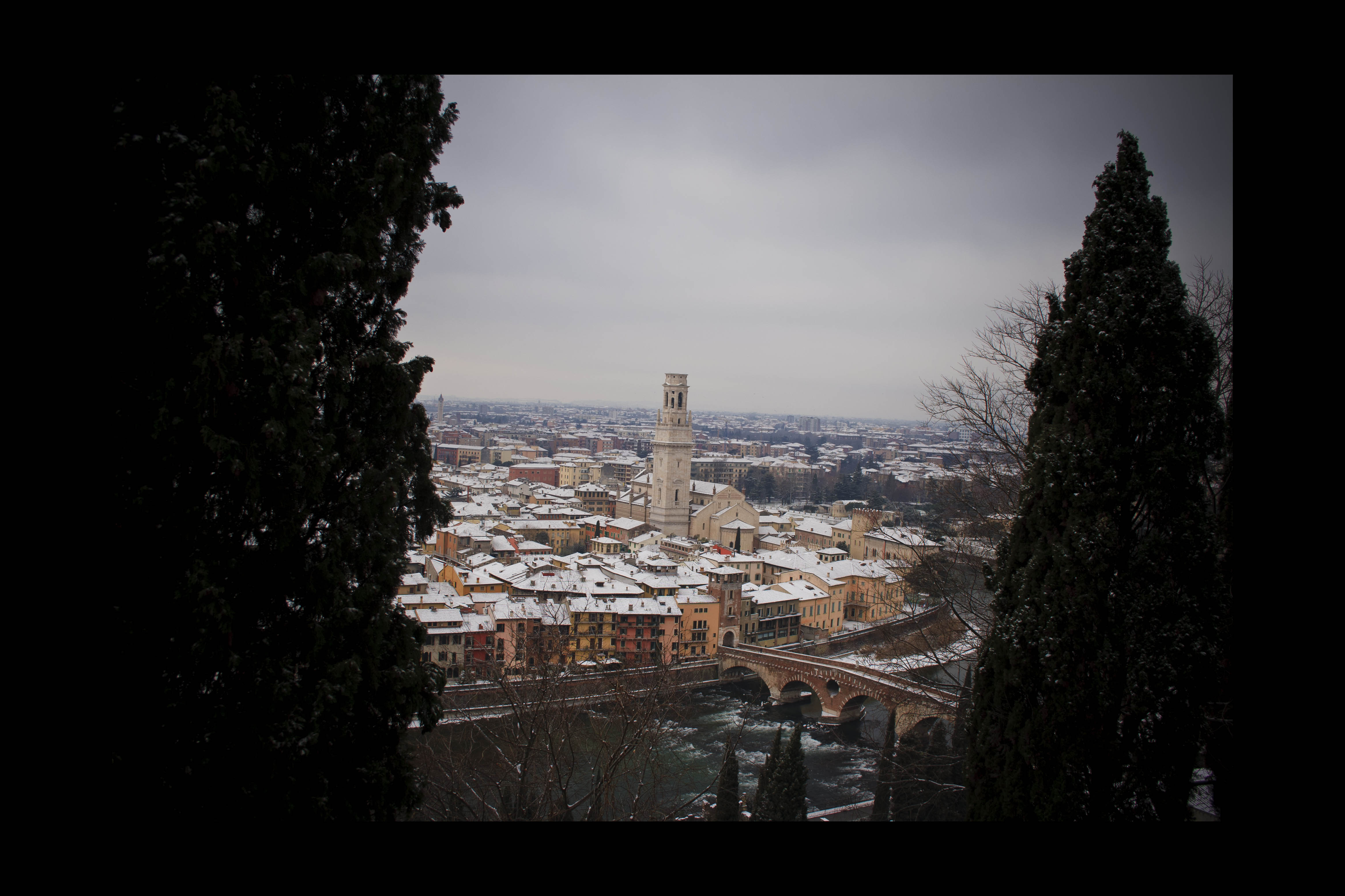 Verona Neve Ponte Pietra torre Duomo 