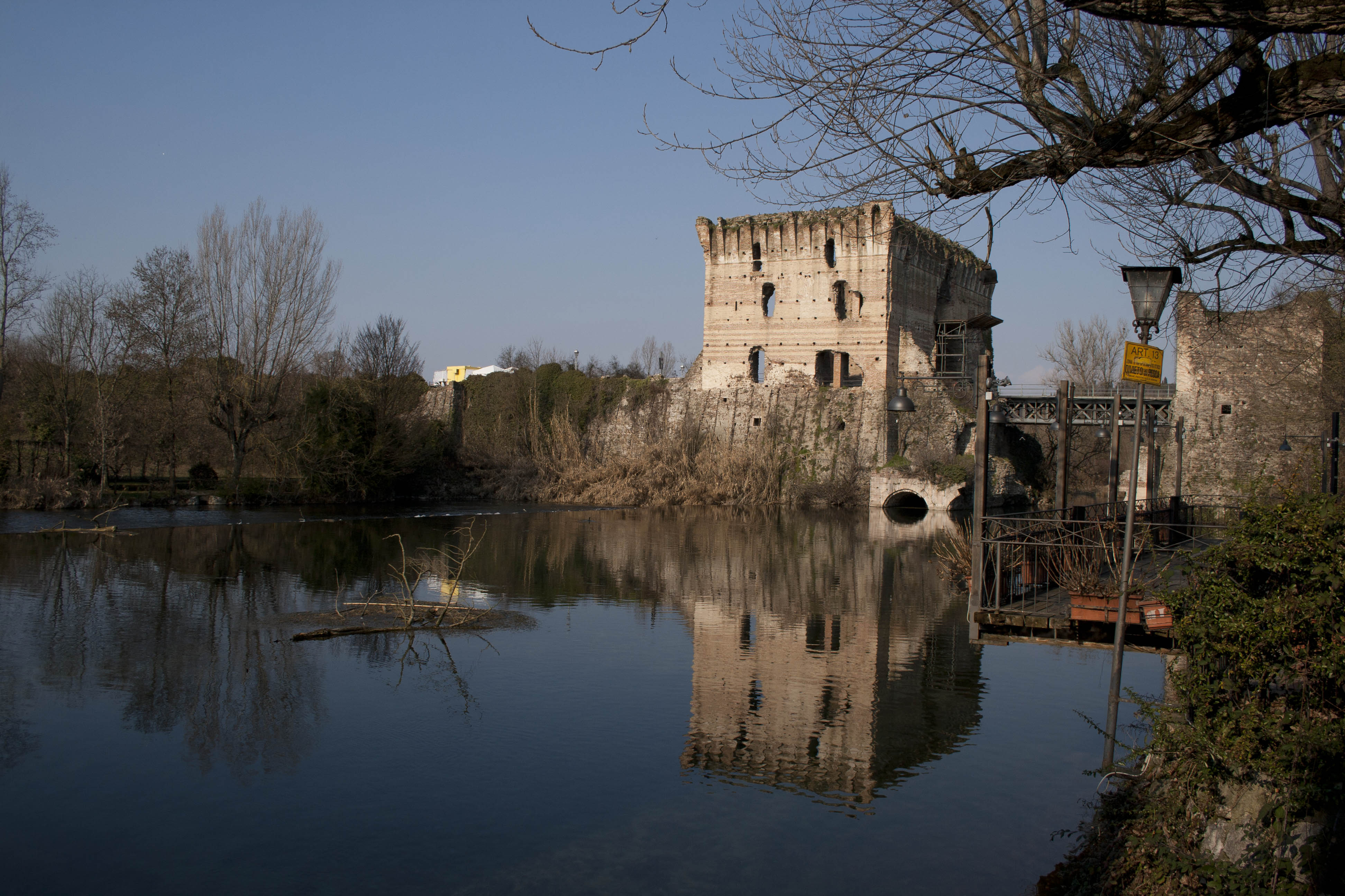 Borghetto (Vr) Fiume Mincio Edificio 