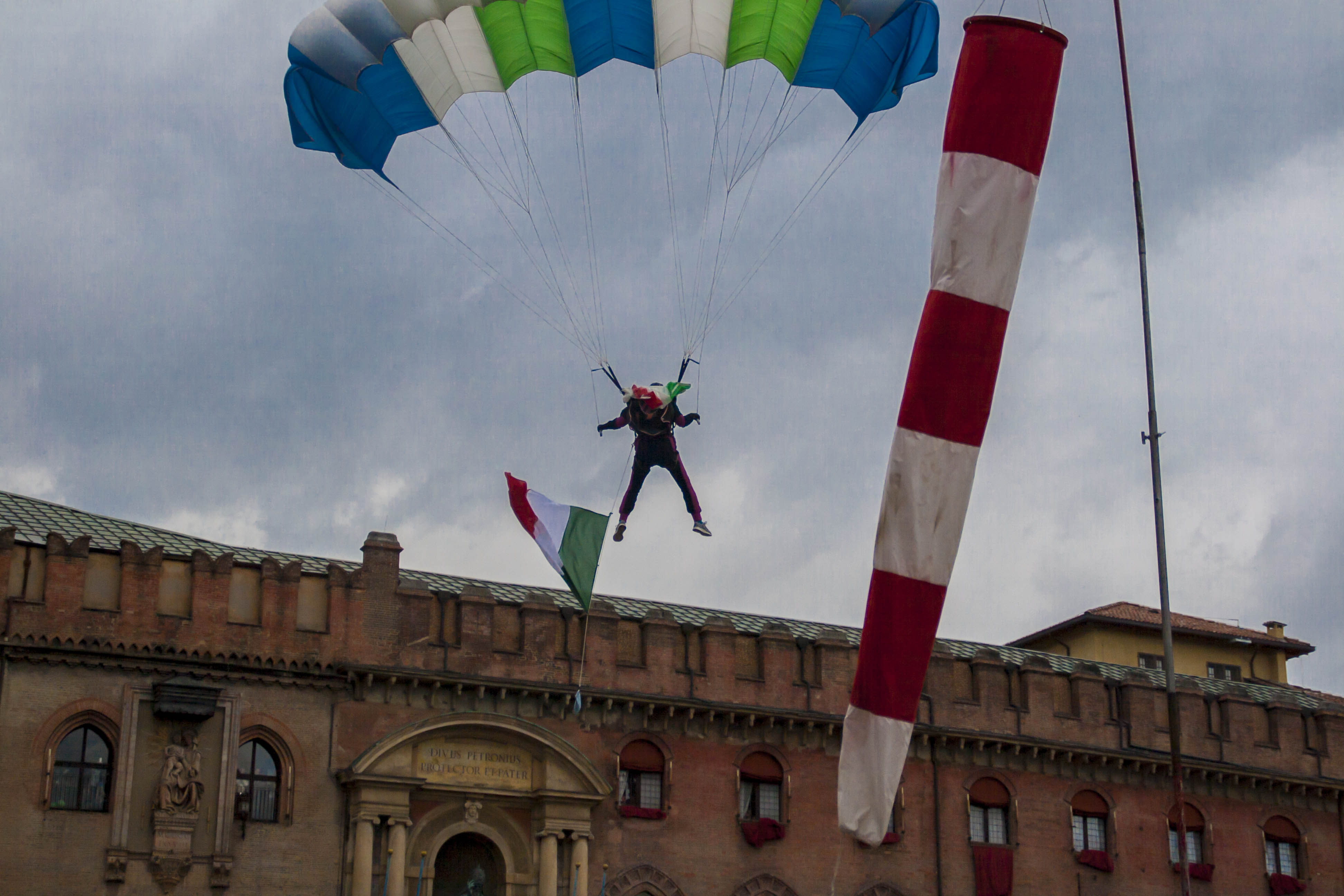 Bologna Paracadutista bologna piazza maggiore 