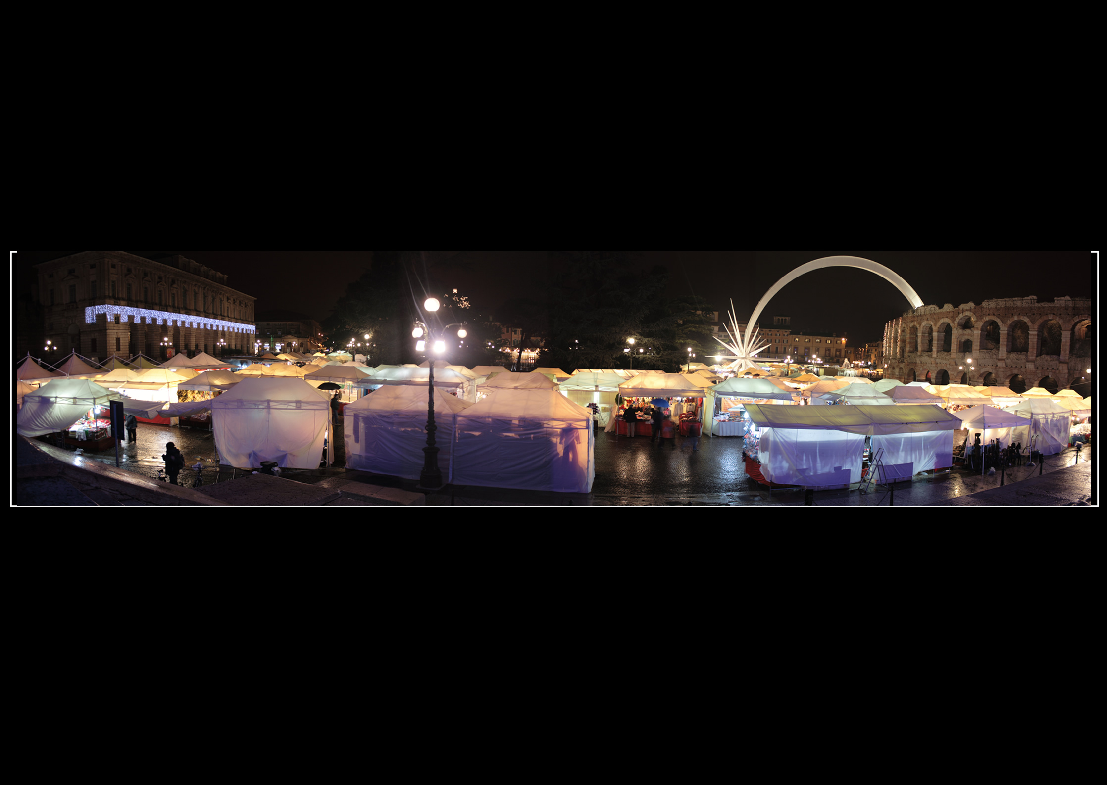 Verona Piazza Bra Banchetti S.Lucia Arena Stella Banchetti di Santa Lucia in Piazza Brà con stella che esce Arena