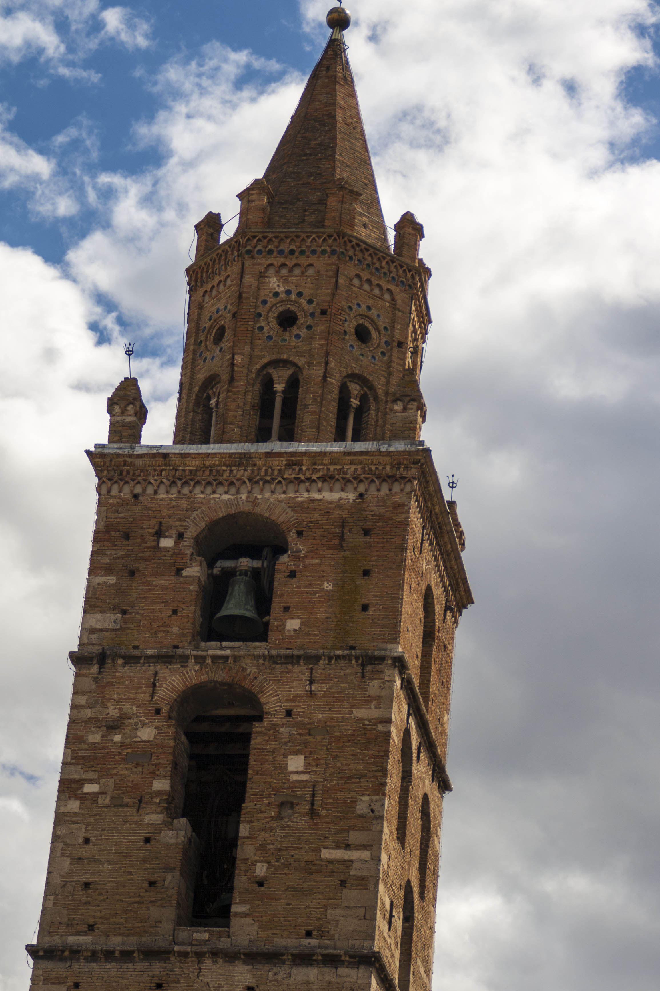 Teramo Castello Monumenti particolare 