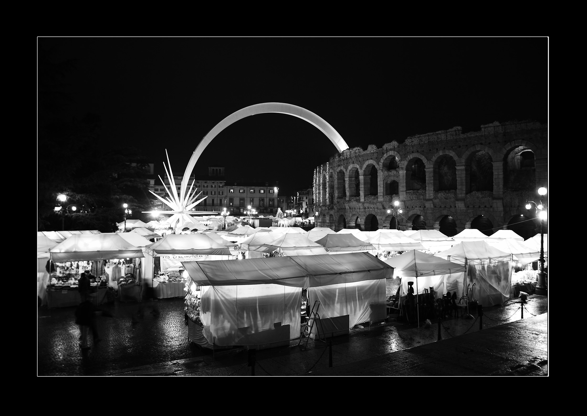 Verona Piazza Bra Banchetti S.Lucia Arena Stella B/N HDR Banchetti di Santa Lucia in Piazza Brà con stella che esce Arena