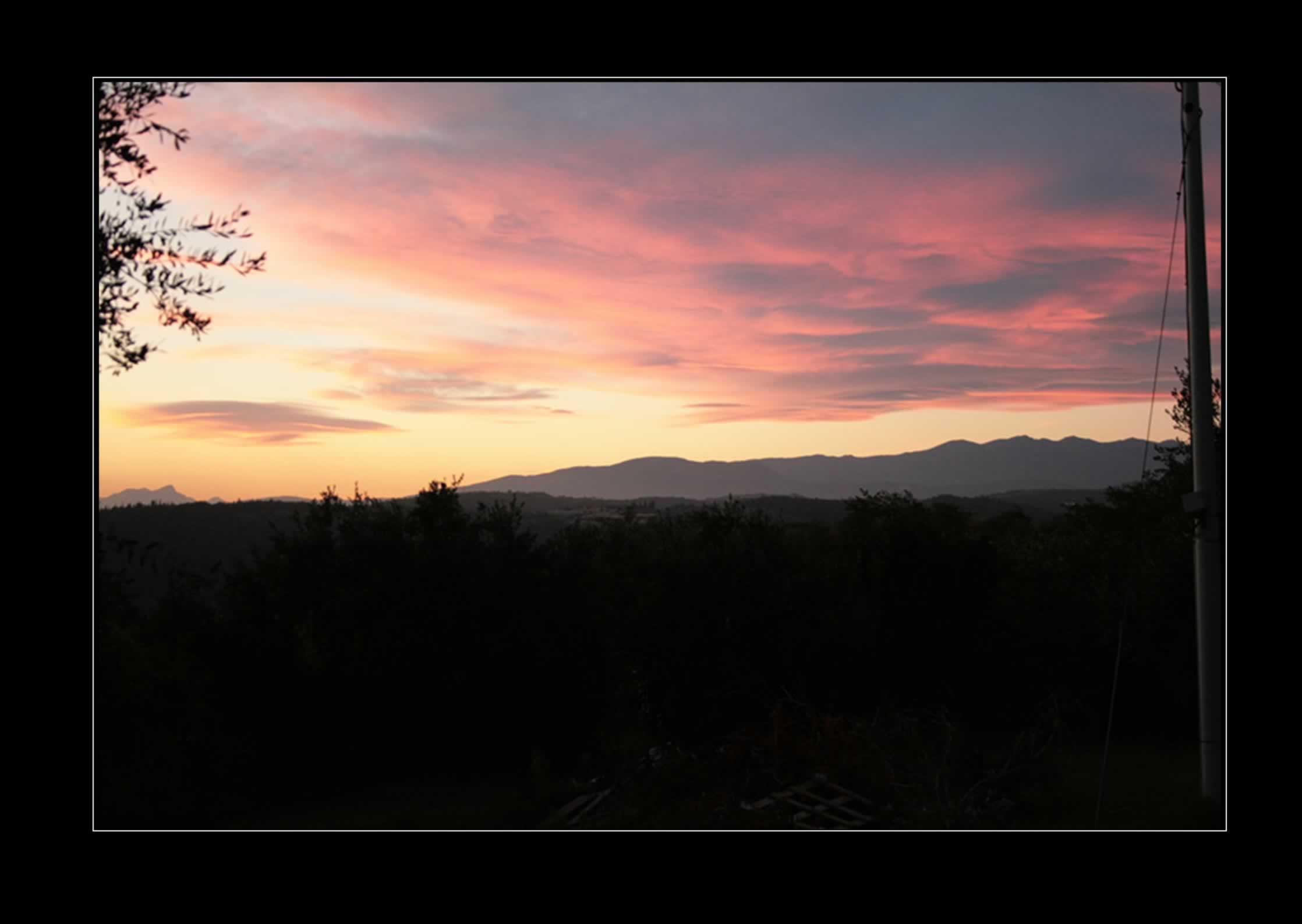 Indefinito Tramonto Tramonto sulle colline di Verona