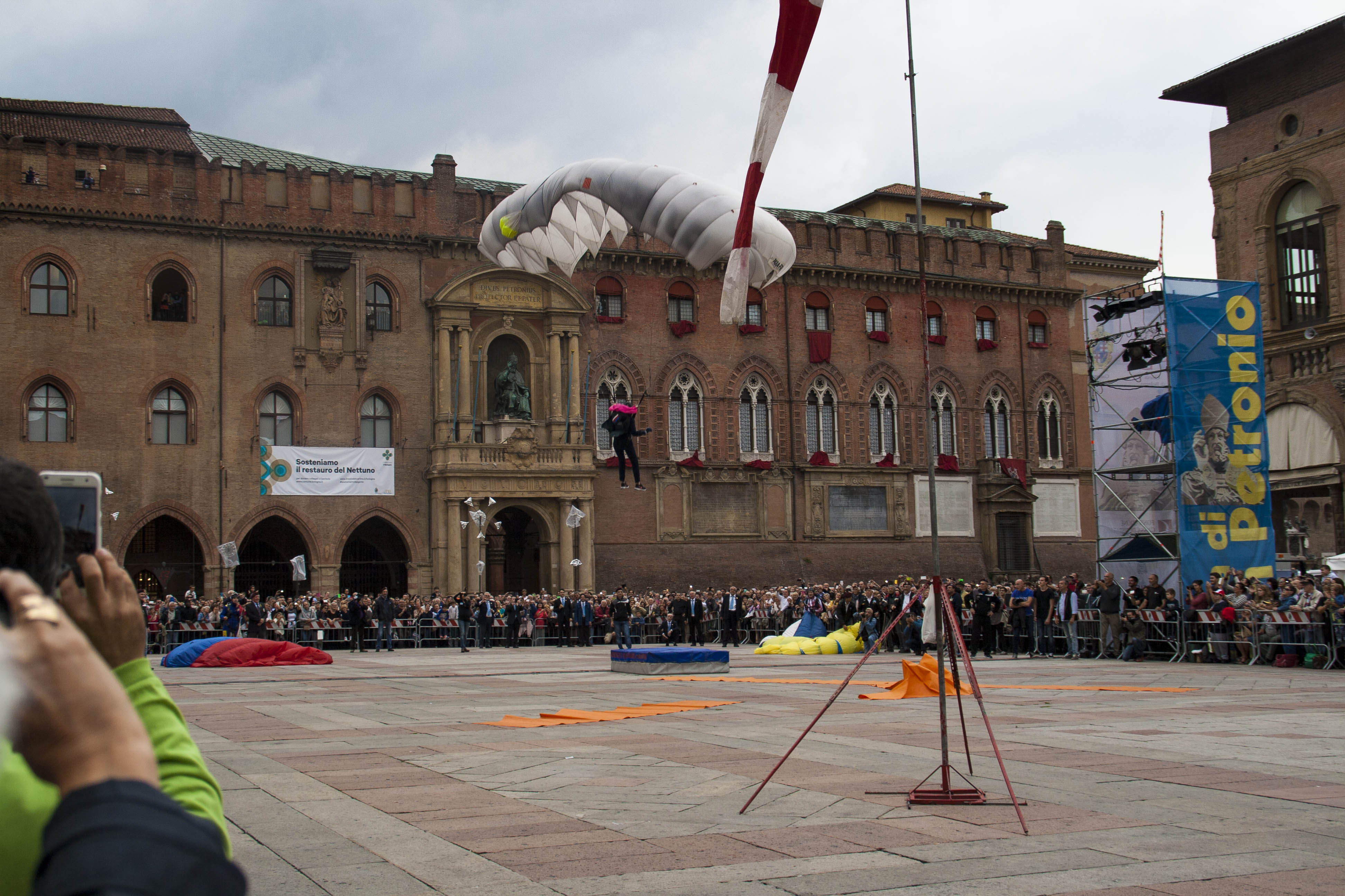 Bologna Paracadutista bologna piazza maggiore 