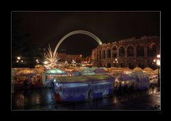 Verona Piazza Bra Banchetti S.Lucia Arena Stella HDR Banchetti di Santa Lucia in Piazza Brà con stella che esce Arena