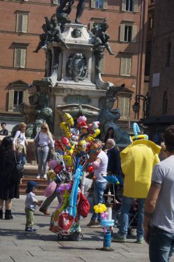 Bologna Palloncini Statua 