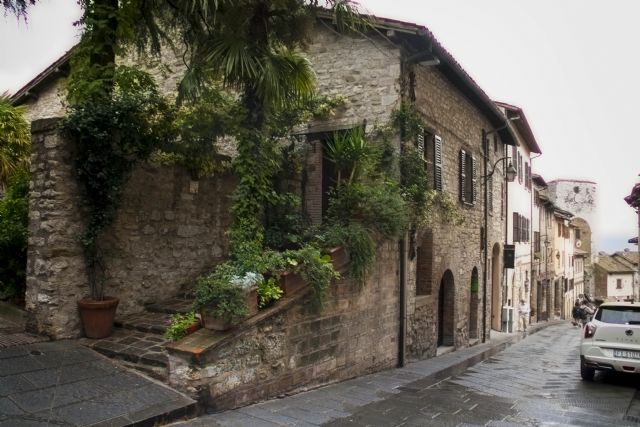 Gubbio Strada con casa 