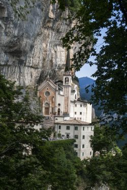 Spiazzi (Vr) Santuario Madonna della Corona Edificio Monumento Chiesa Santuario della Madonna della Corona