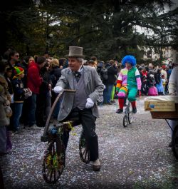 Verona Carnevale Maschere Biciclette 