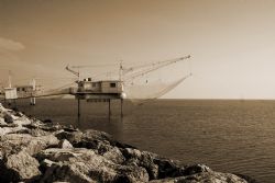 Marina di Ravenna Mare b/w Casotto per la pesca a Marina di Ravenna