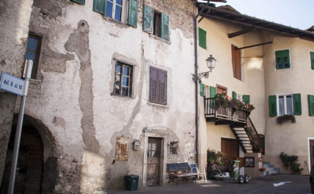 Sanzeno (Tn) Edifico Particolare 