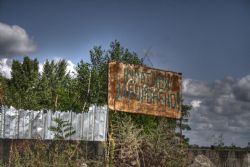 Dnipropetrovsk Ucraina HDR Cartello abbandonato lungo il fiume Dniep