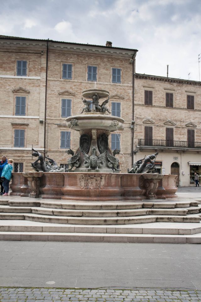 Loreto Fontana Monumenti 