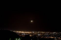 Verona Luna Luci Panorama Panorama di Verona di notte con una falce di Luna