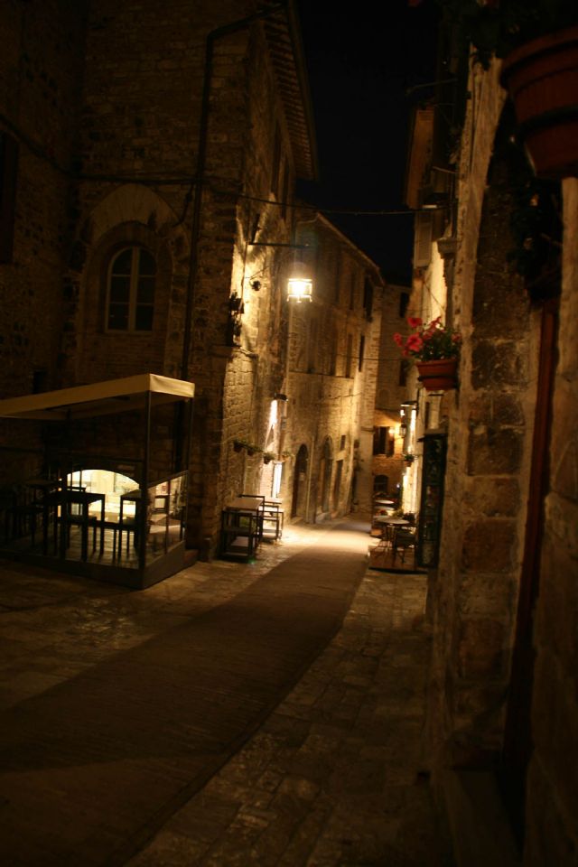 Spello Strada notte 