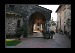 Sirmione (Bs) Portico Sirmione Brescia Scorcio del portico della chiesetta a Sirmione