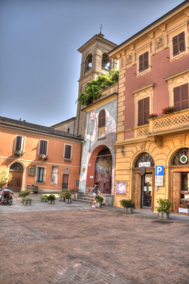 Dozza Monumento Edificio Borgo HDR 