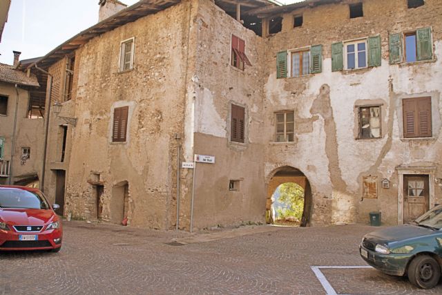 Sanzeno (Tn) Edificio Particolare 