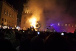 Bologna Sagre Feste Piazza Maggiore Fuoco Il rogo del Vecchione