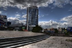 Dnipropetrovsk Ucraina HDR Edificio Palazzo con appartamenti e centro commerciale