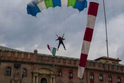 Bologna Paracadutista bologna piazza maggiore 