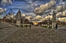 Padova Prato della Valle Particolare Monumenti Edifici HDR 