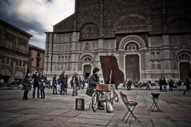 Bologna Musicista piazza Maggiore Musicista monumenti