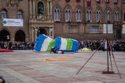 Bologna Paracadutista bologna piazza maggiore 